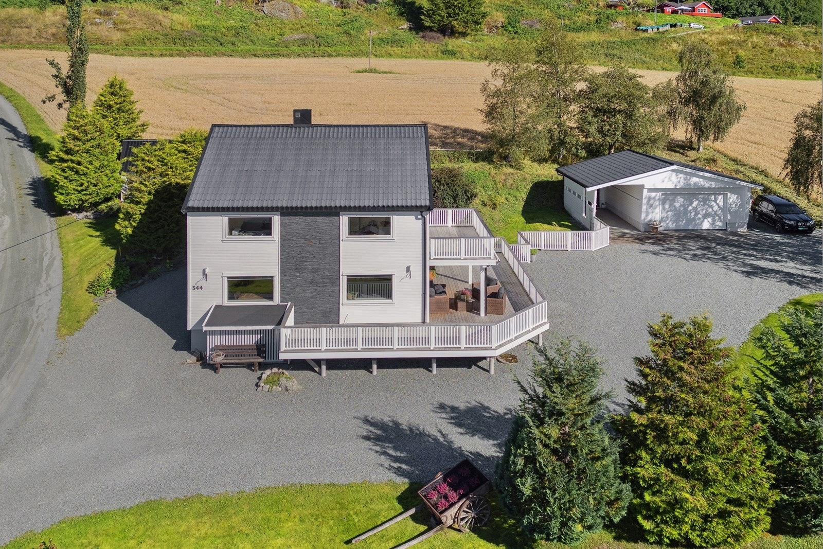 Her bor du landlig og fredelig, med en dobbelgarasje med carport og stor gårdsplass. Samtidig er det kun få minutters kjøring til Spongdal skole og dagligvarehandel. Galleribilde