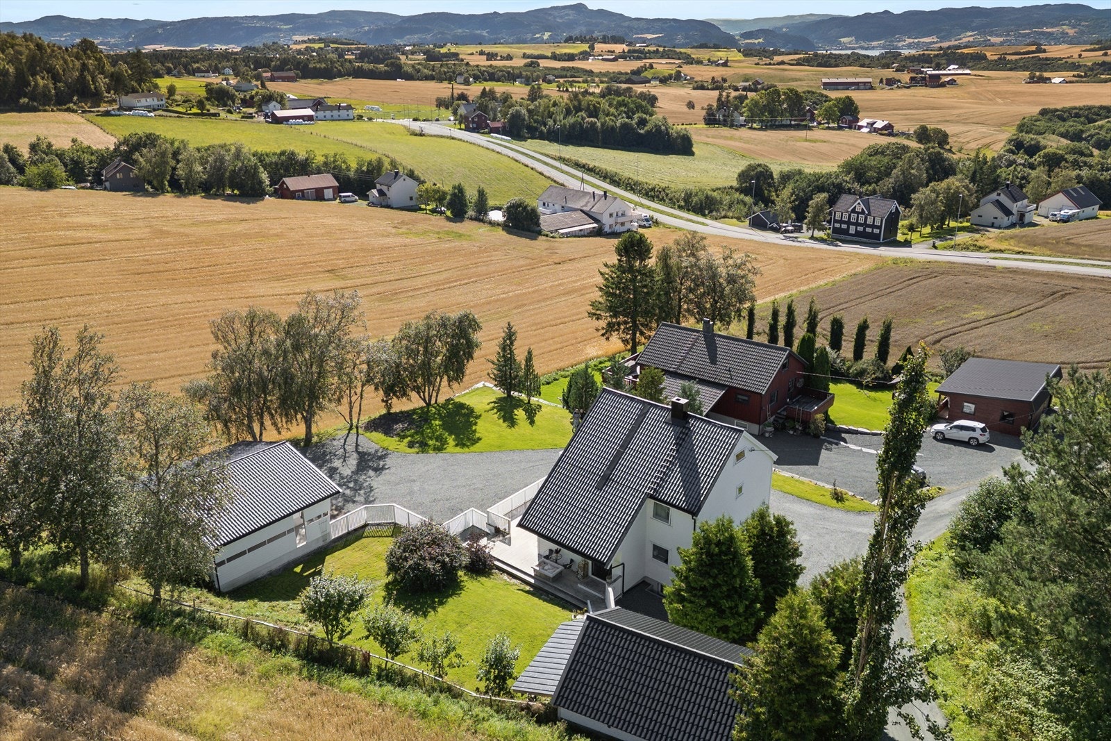 Landlig idyll på Byneset, med kort vei til både Heimdal sentrum (ca. 15 min) og City Syd kjøpesenter (under 20 min). Galleribilde