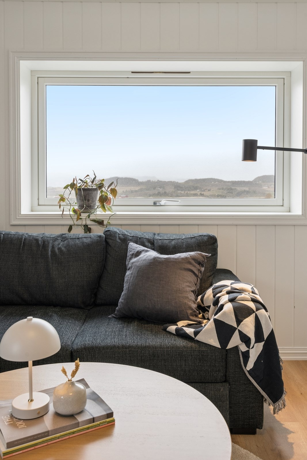 Loftstuen i andre etasje gir ekstra plass for familien og har utgang til en egen veranda. Galleribilde