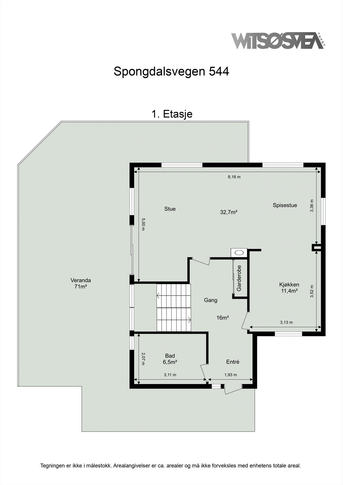 Første etasje har en sosial planløsning med stue, kjøkken og spisestue, samt utgang til den 71 m² store verandaen. Galleribilde