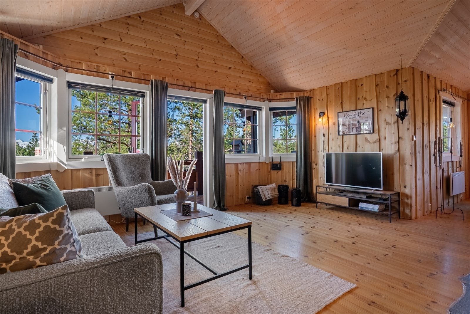 Romslig stue med utgang til verandaen som er en perfekt forlengelse av stuen i sommerhalvåret Galleribilde
