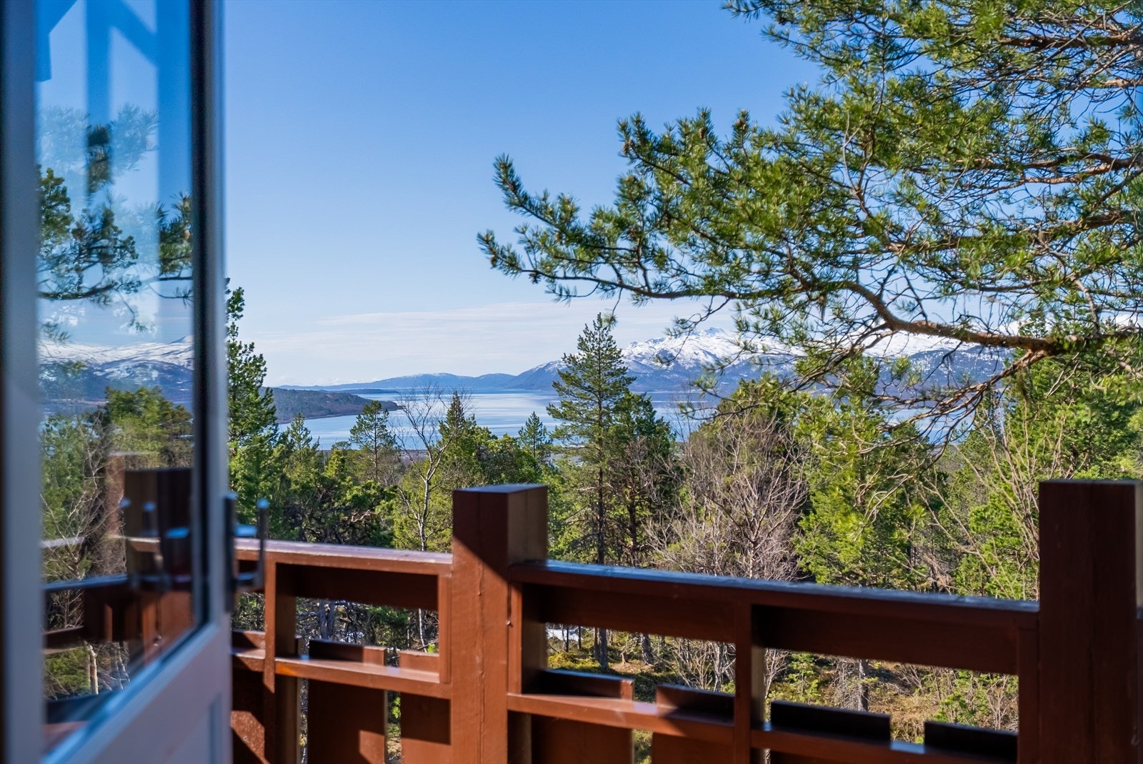 Fra hytten er det ca. 749 meter til sjøen, noe som gir gode muligheter for friluftsliv, turer og naturopplevelser året rundt. Galleribilde