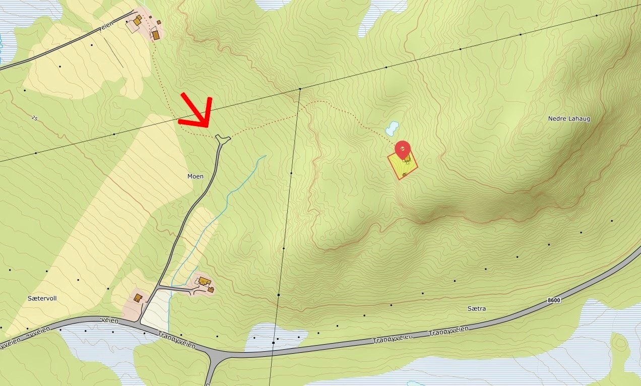 Den rød pilen peker på parkeringsplassen hvor hytten har biloppstillingsplass, som ligger ca. 300 meter unna hytten Galleribilde