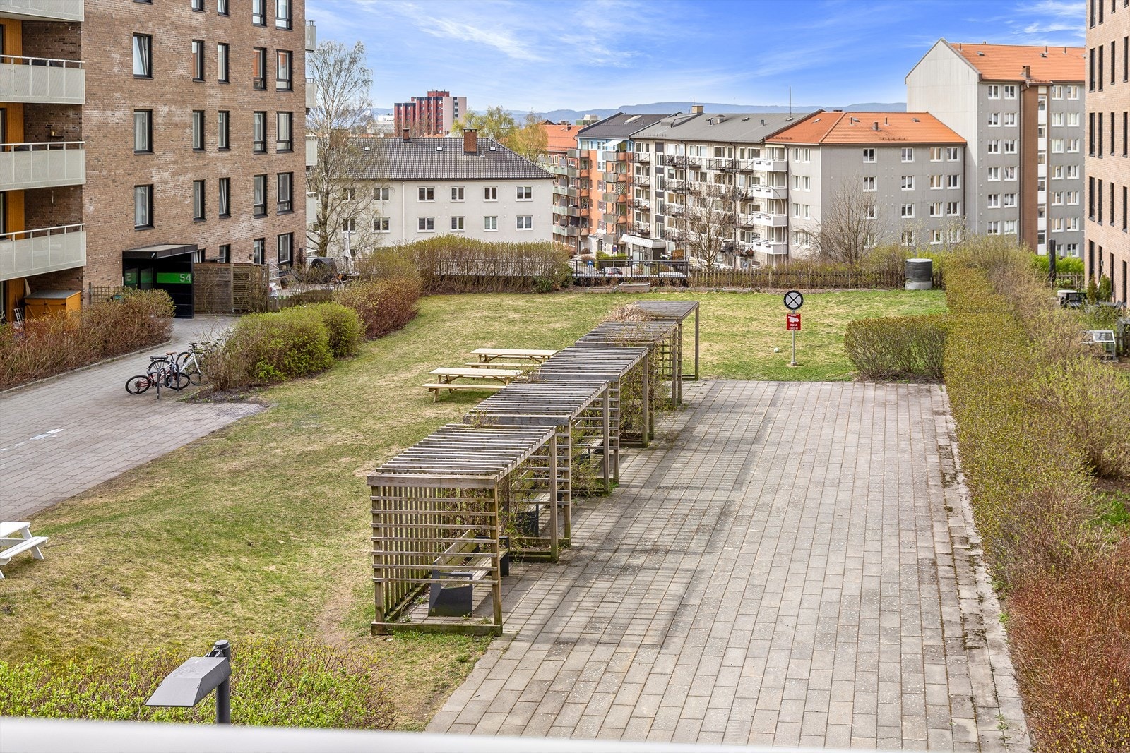 Fellesområdet er pent opparbeidet med plener, beplantning og sitteplasser. Galleribilde