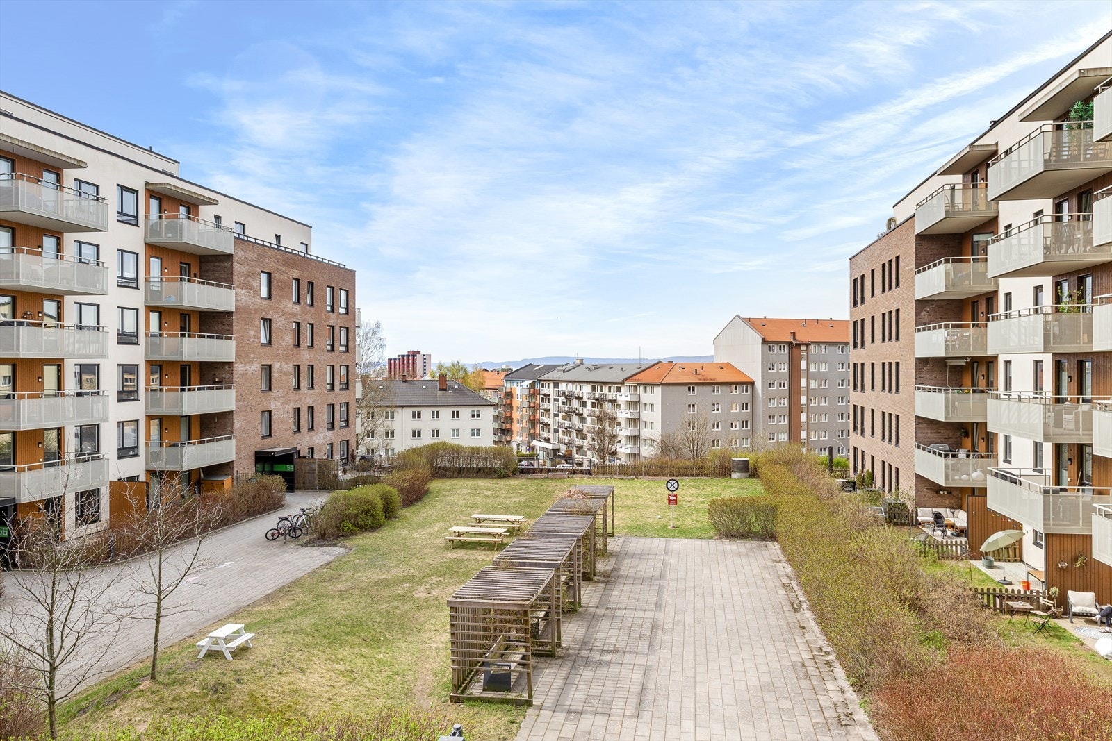 Området tilbyr fellesarealer med lekeplass og sosialt uterom for beboerne. Galleribilde