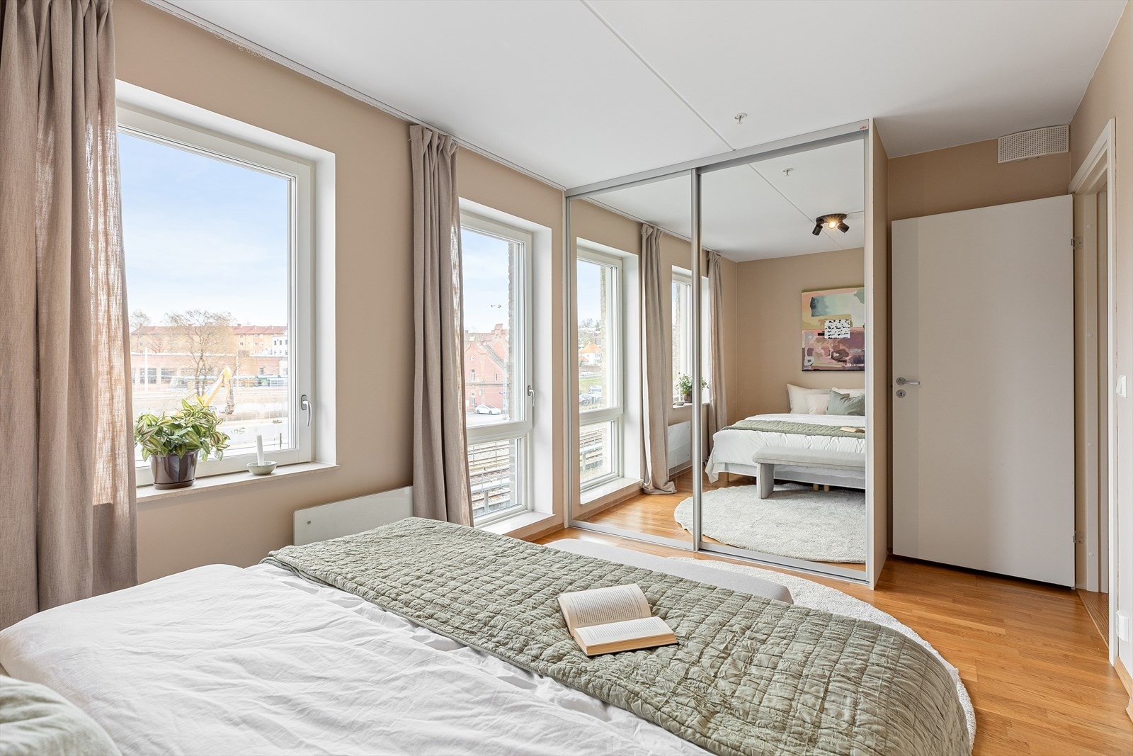 Praktisk skyvedørsgarderobe medfølger boligen. Galleribilde