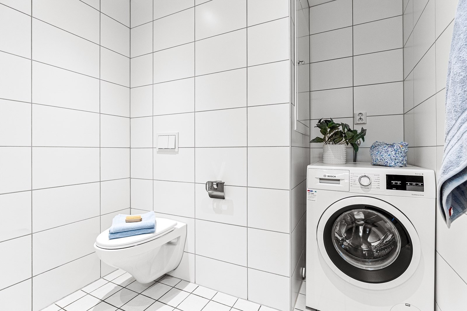 Opplegg for vaskemaskin og tørketrommel er tilgjengelig på badet. Galleribilde