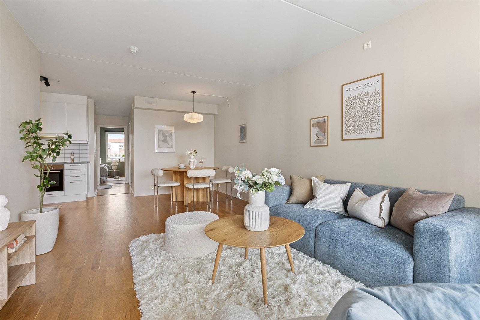 Her er det fleksible møbleringsmuligheter med plass til både sofagruppe, spisebord og annet møblement etter ønske. Galleribilde