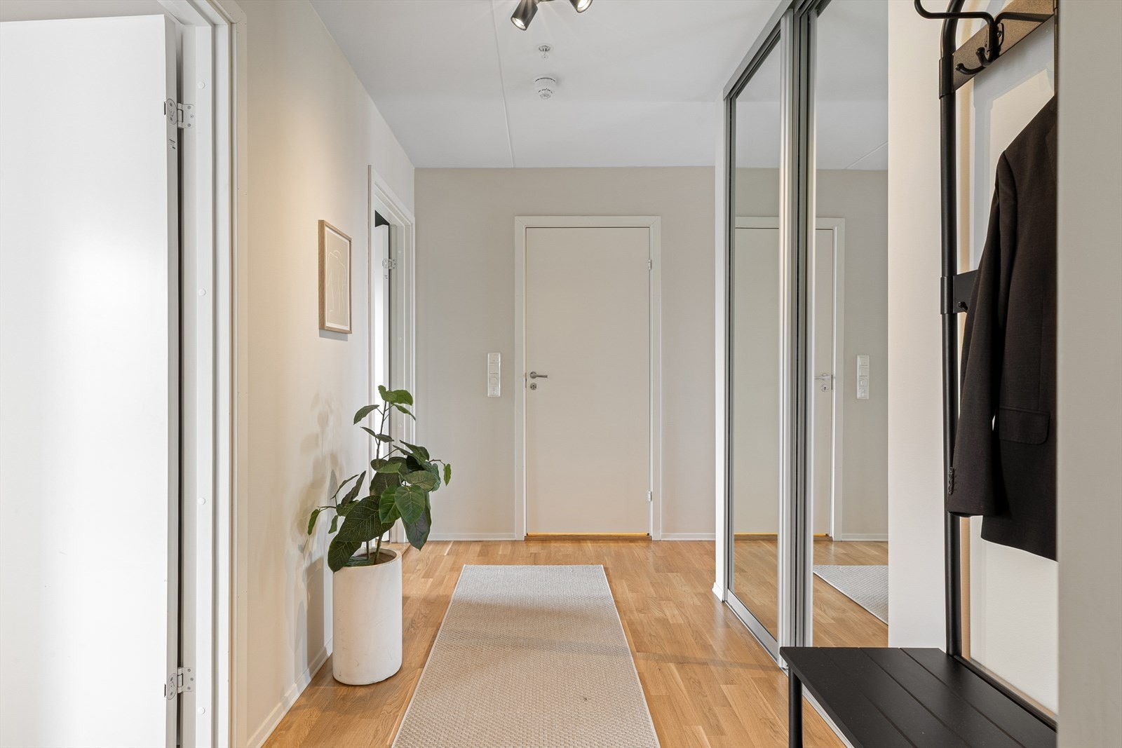 Skyvedørsgarderobe med speilfronter gir praktisk oppbevaring i entréen. Galleribilde
