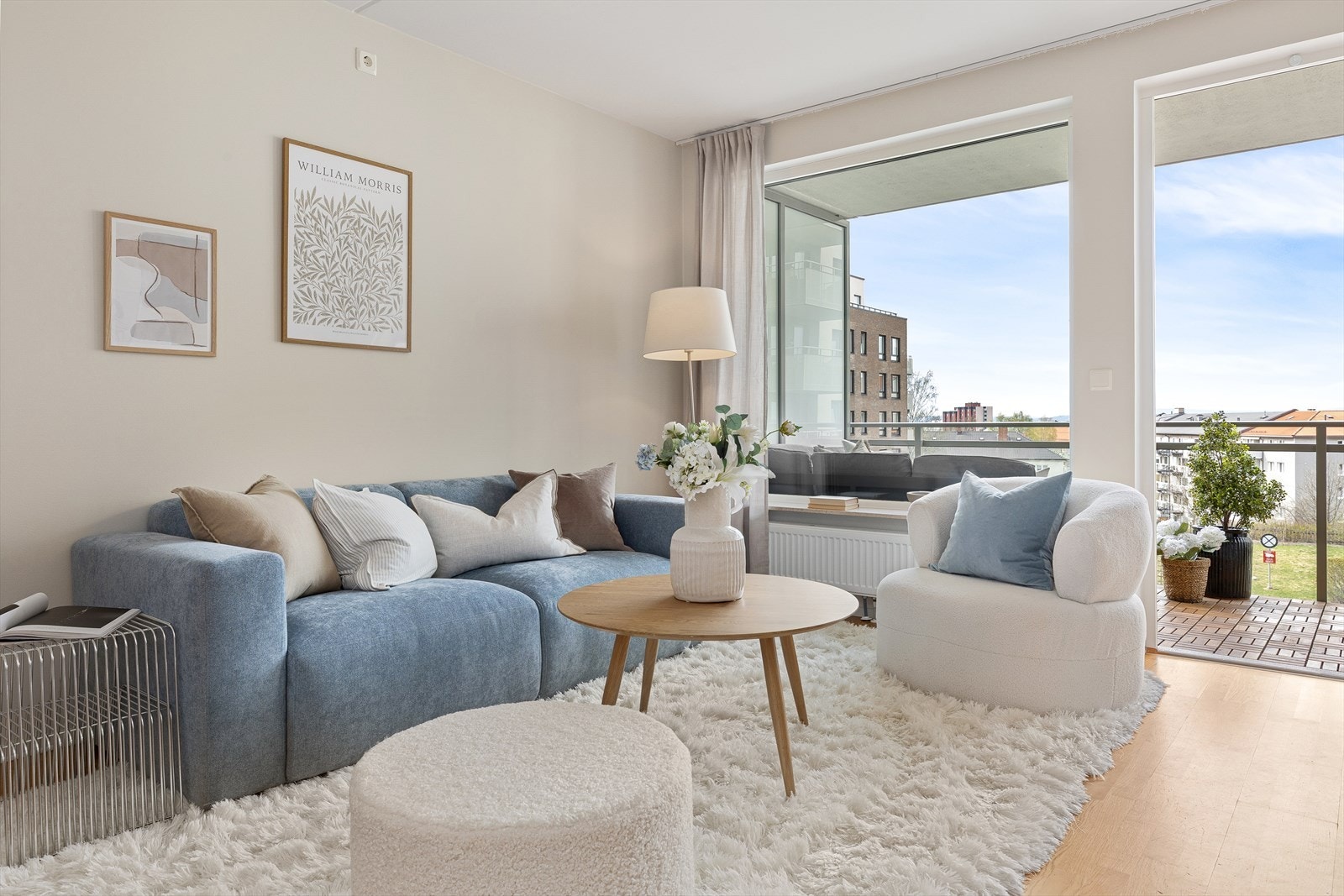 Stuen er hjertet i leiligheten - romslig med naturlige soner for sofa, spisebord og kjøkken. Galleribilde
