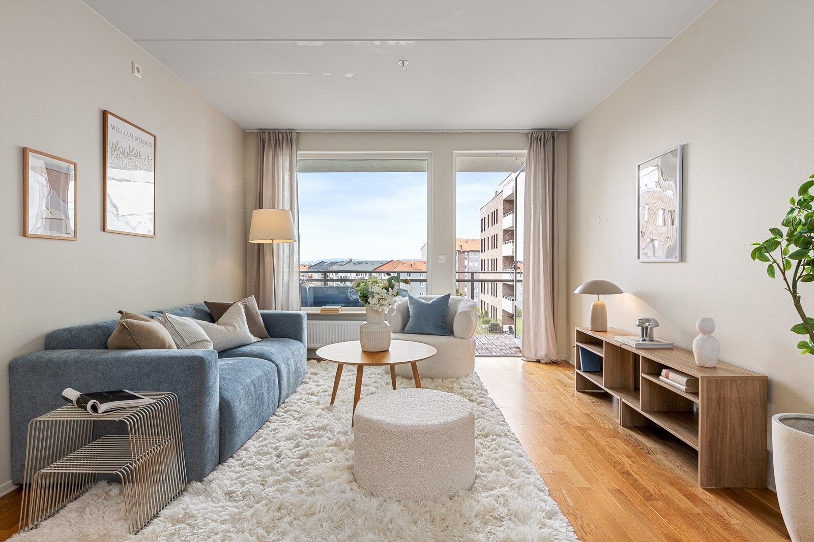 Store vinduer og høy takhøyde (ca. 2,48 m) skaper en luftig atmosfære med rikelig dagslys - utgang til vestvendt balkong med sol og utsikt. Galleribilde