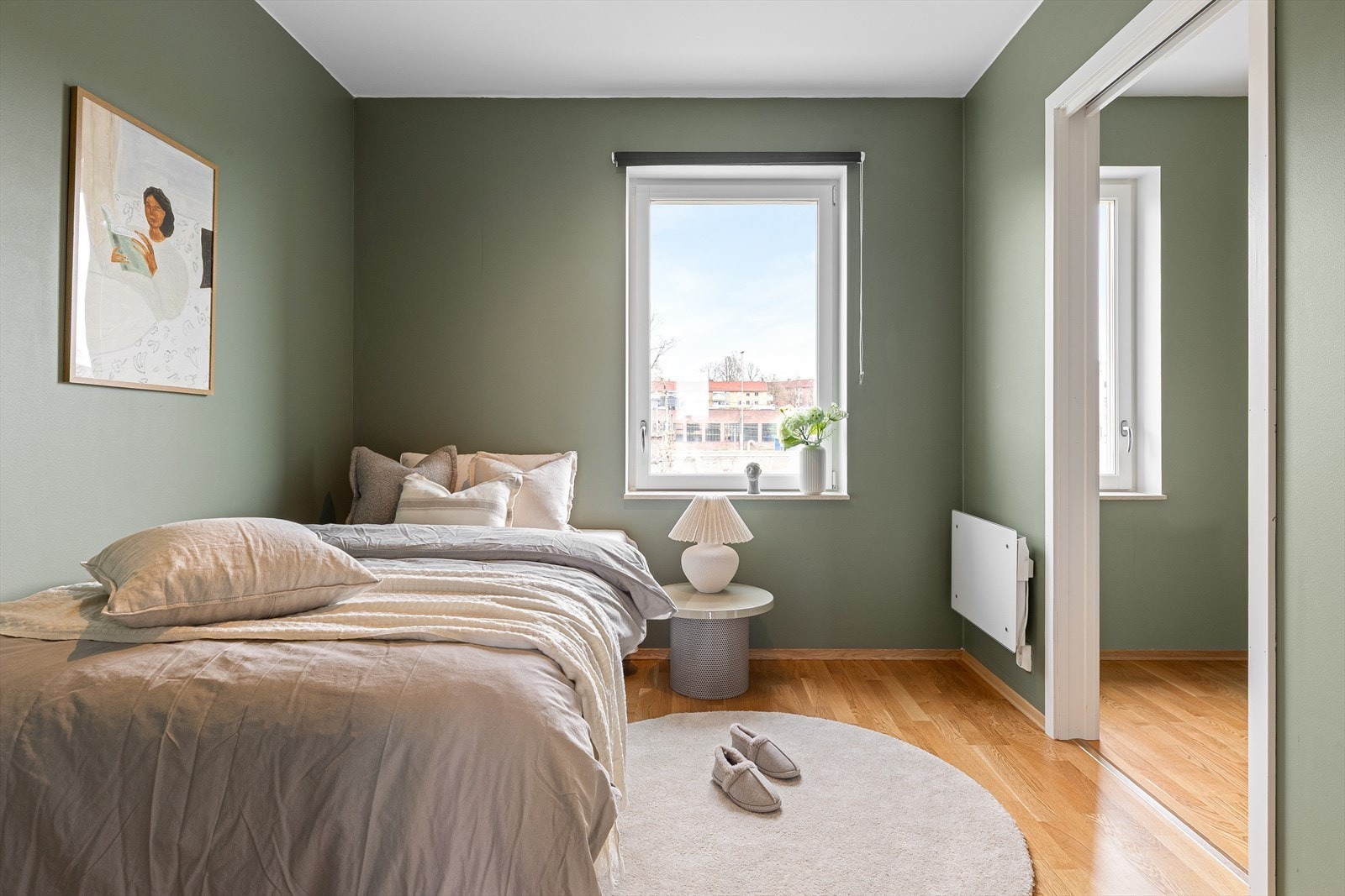 Soverom 2 er romslig med god plass til seng og walk-in closet med plenty oppbevaring. Galleribilde