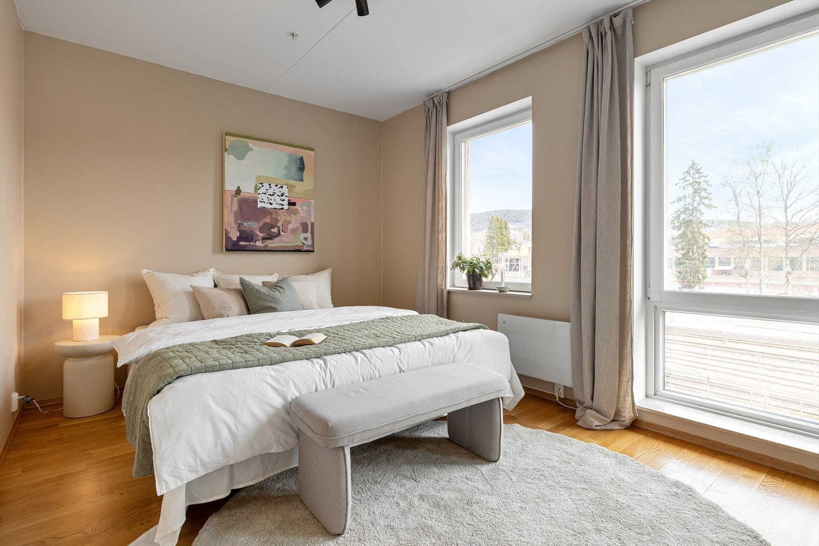 Innbydende hovedsoverom med plass til dobbeltseng og skyvedørsgarderobe for rikelig oppbevaring. Galleribilde