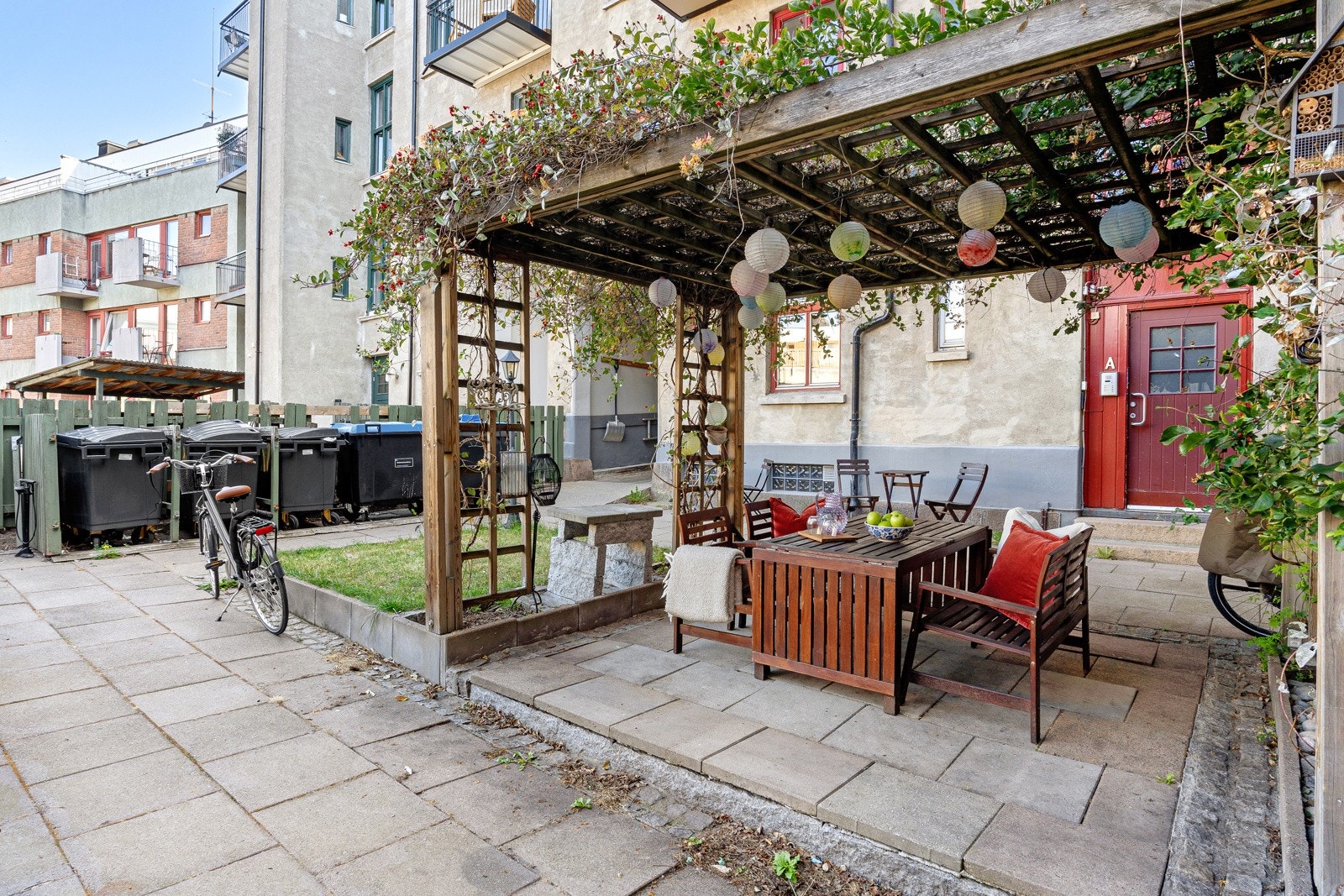 Hyggelig og opparbeidet bakgård med pergola, sittegruppe og sykkelparkering til glede for sameiets beboere Galleribilde