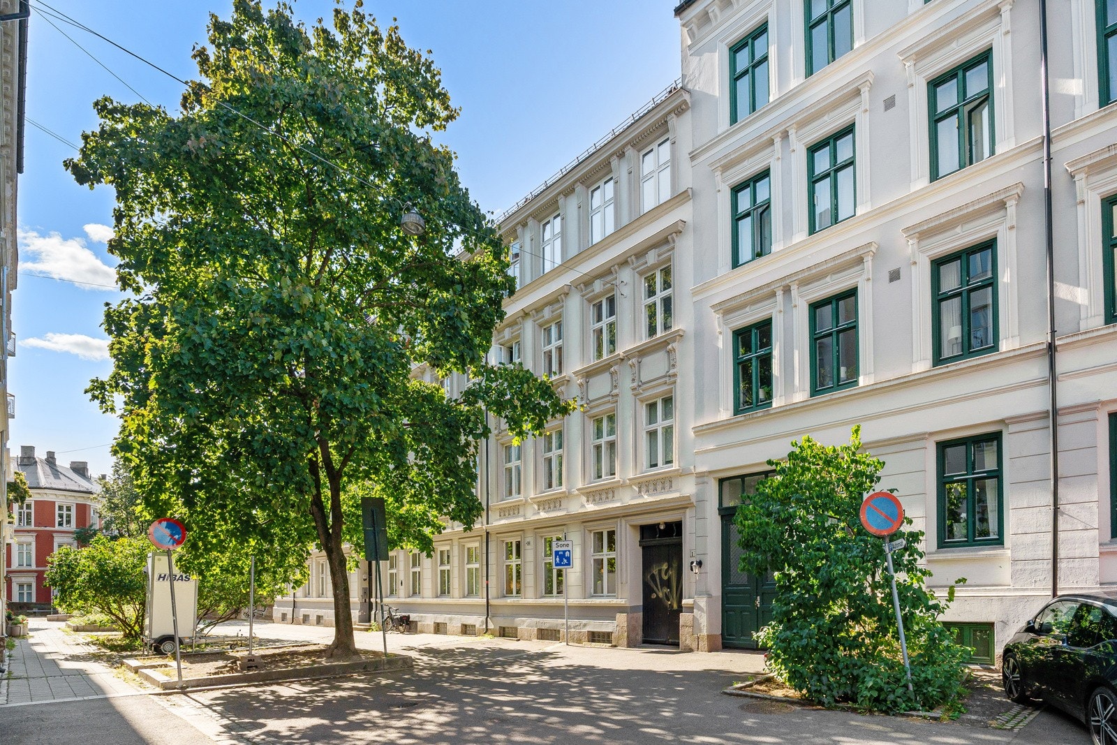 Leiligheten ligger i en klassisk bygård fra 1898 Galleribilde