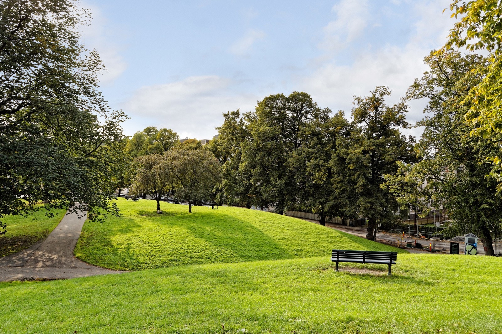 Rett i nærheten ligger vakre og populære St. Hanshaugen, et grønt og attraktivt parkområde perfekt for rekreasjon og late sommerdager Galleribilde