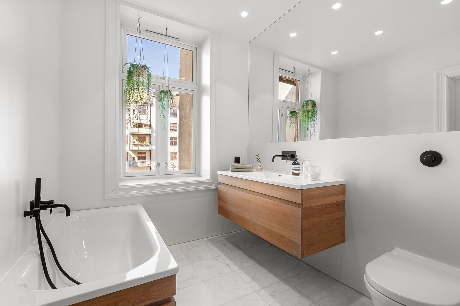 Hovedbadet er romslig og lyst, med både badekar og separat dusjsone. Galleribilde