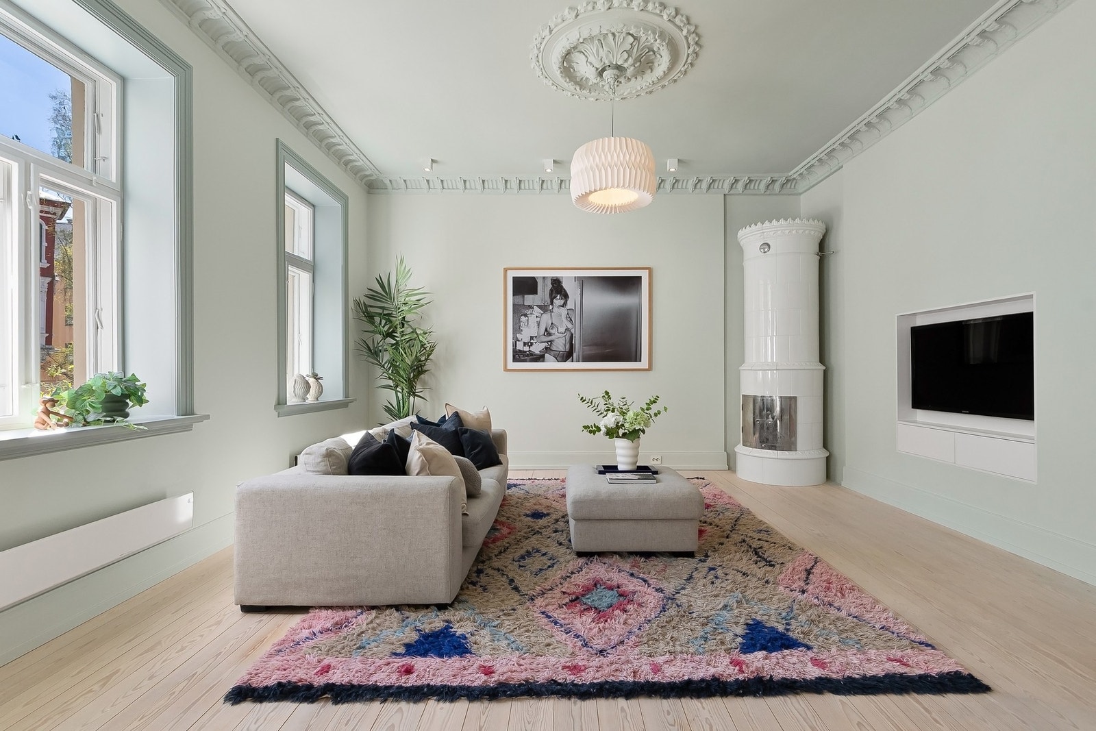 Stuen er generøs og vakker, med en klassisk kakkelovn som naturlig samlingspunkt. Galleribilde