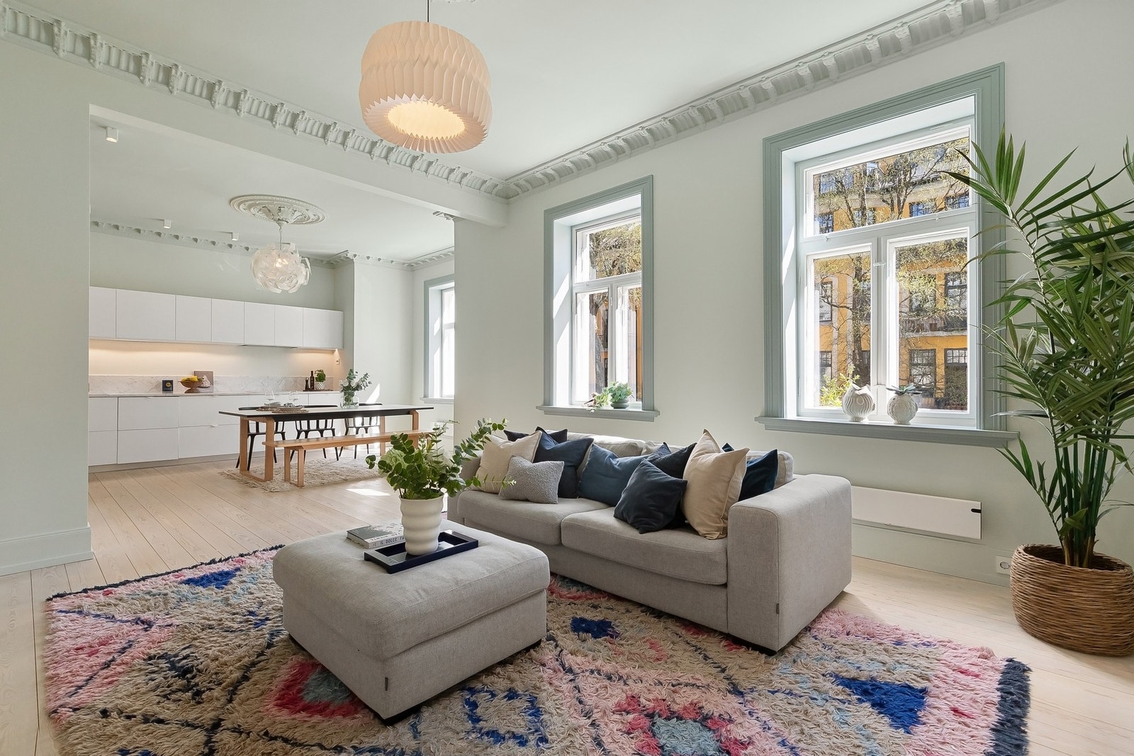 Dette er et hjem med personlighet og ro, plassert i en klassisk bygård på Majorstuen, med bylivet rett utenfor. Galleribilde