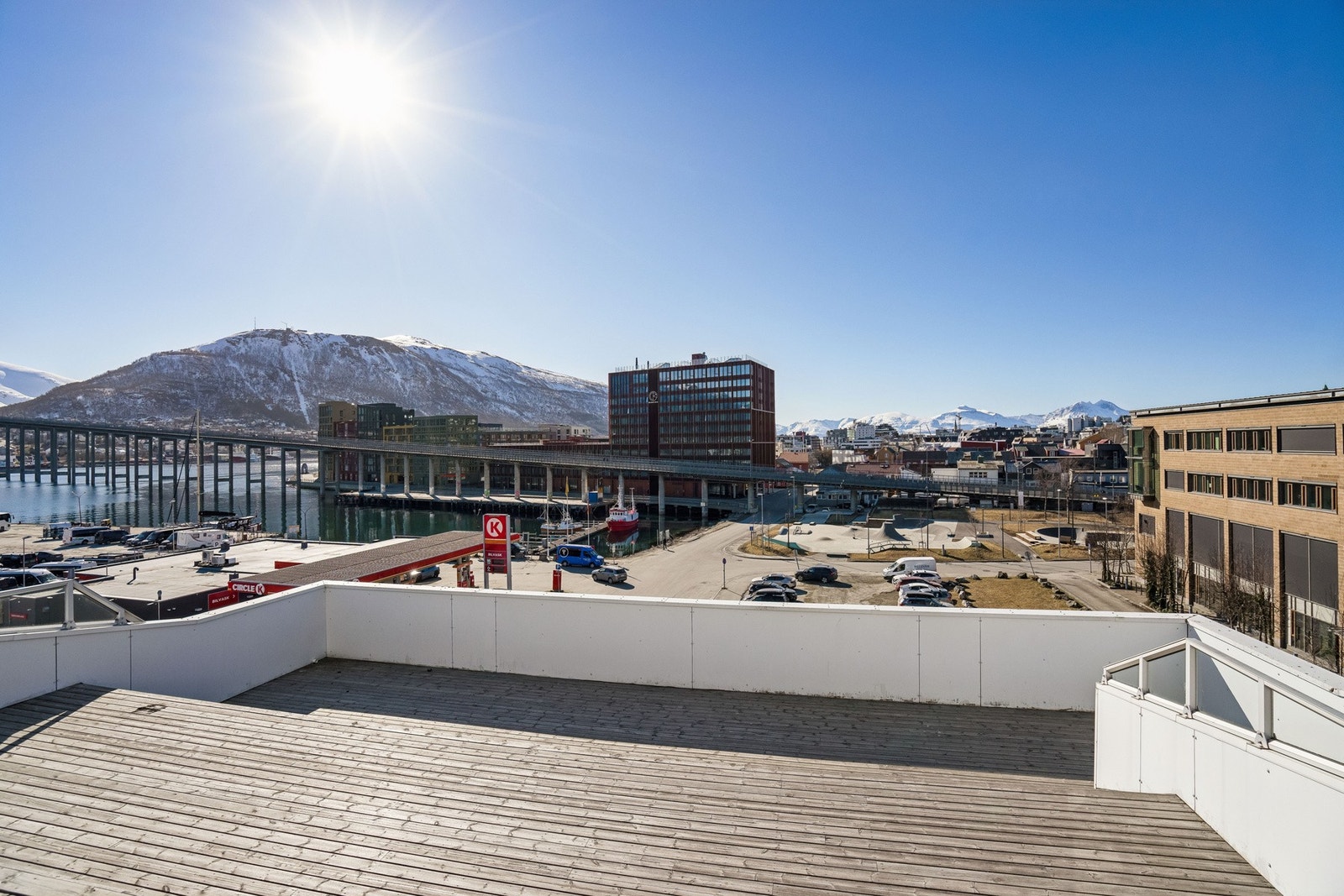 Stor felles takterrasse med gode solforhold. Galleribilde
