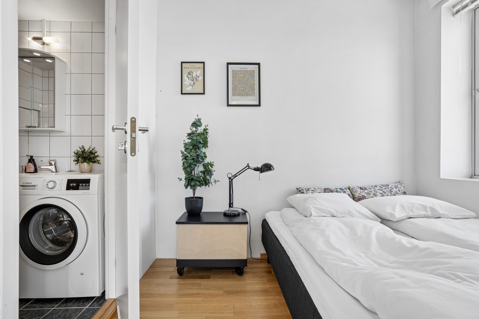 Soverom og inngang til bad Galleribilde