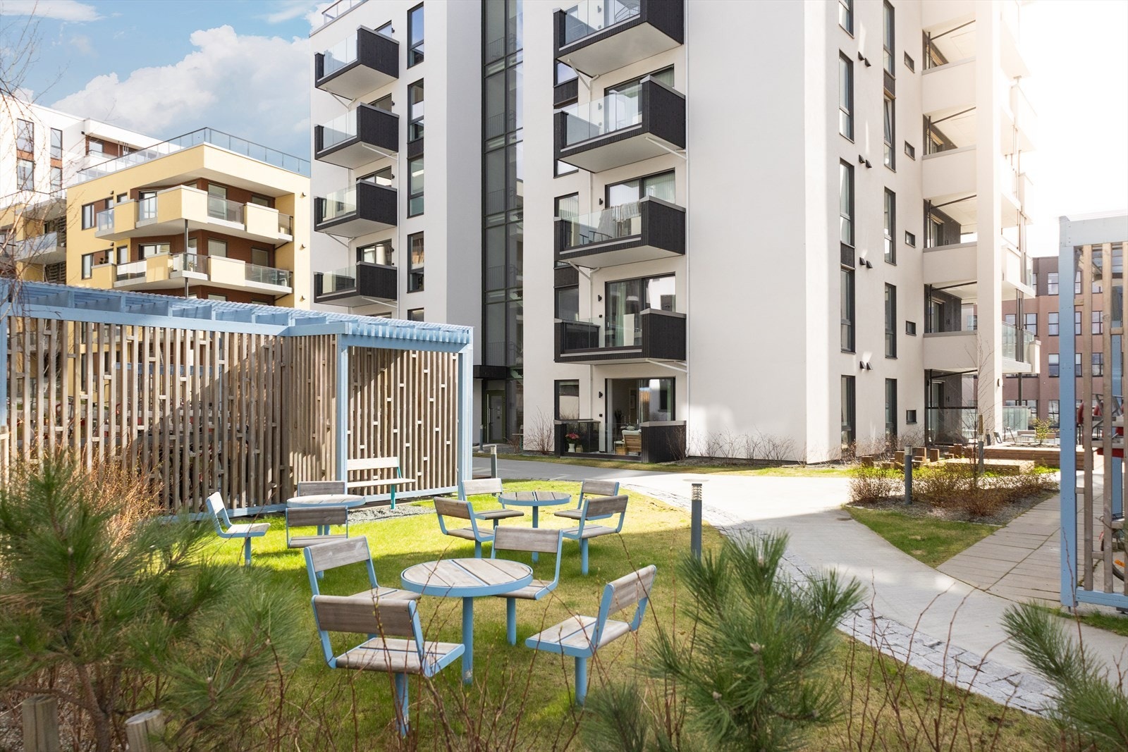 Leiligheten vender mot sameiets bakgård, med fine uteområder og diverse beplantning. Galleribilde
