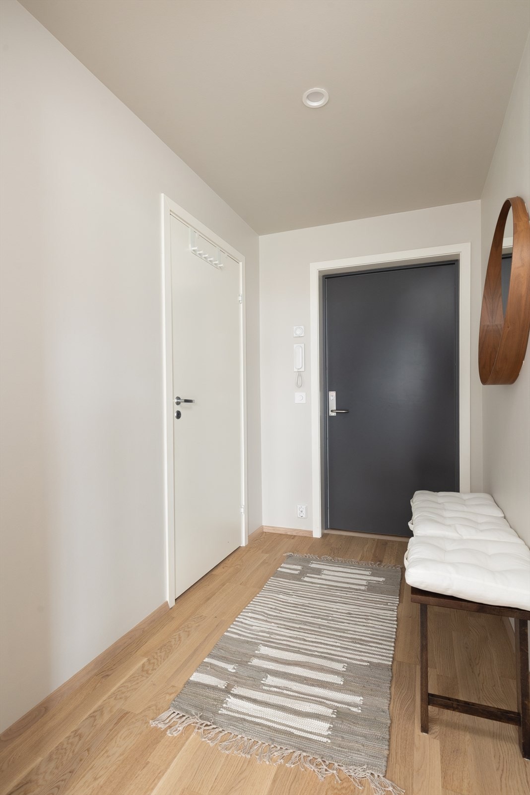 Entréen måler 4 kvm og har god plass til ønsket oppbevaringsmøblement for sko og yttertøy. Galleribilde