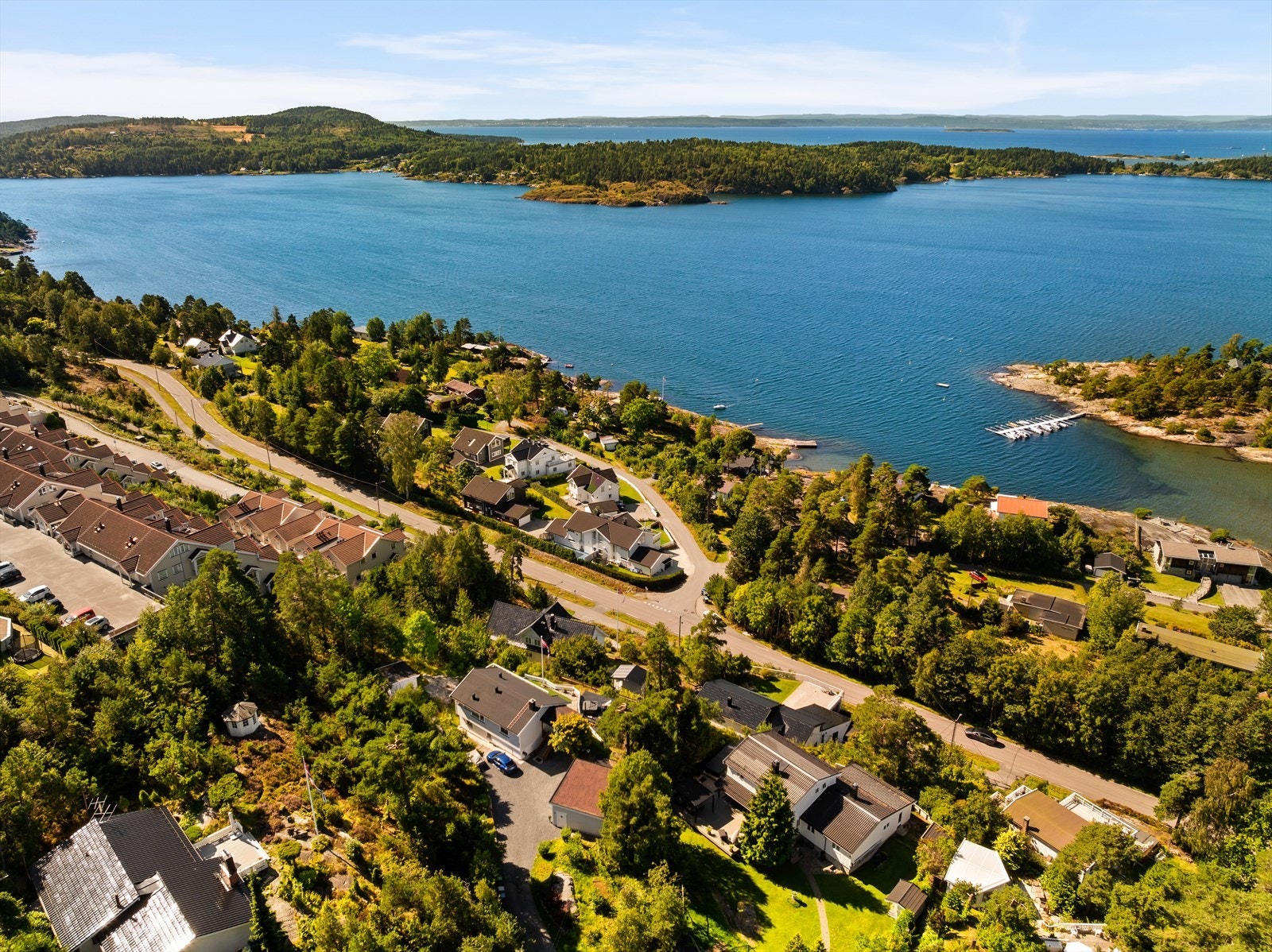 Eiendommen har meget god og solrik beliggenhet. Det er umiddelbar nærhet til bussholdeplass som korresponderer med togene til Oslo/Moss. Med Follobanen er du på Oslo S på kun ca. 28 min. Galleribilde