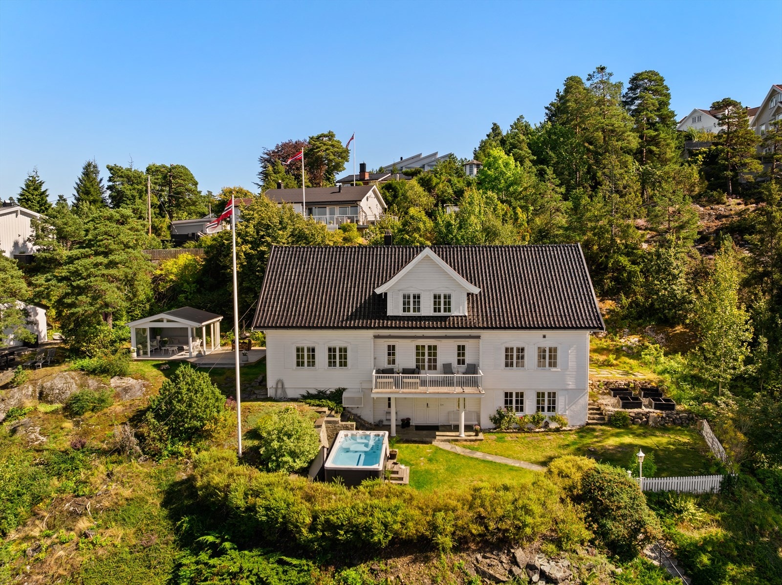Boligen er oppført over 3 plan. Det er oppført et anneks, bod og garasje på eiendommen. Galleribilde