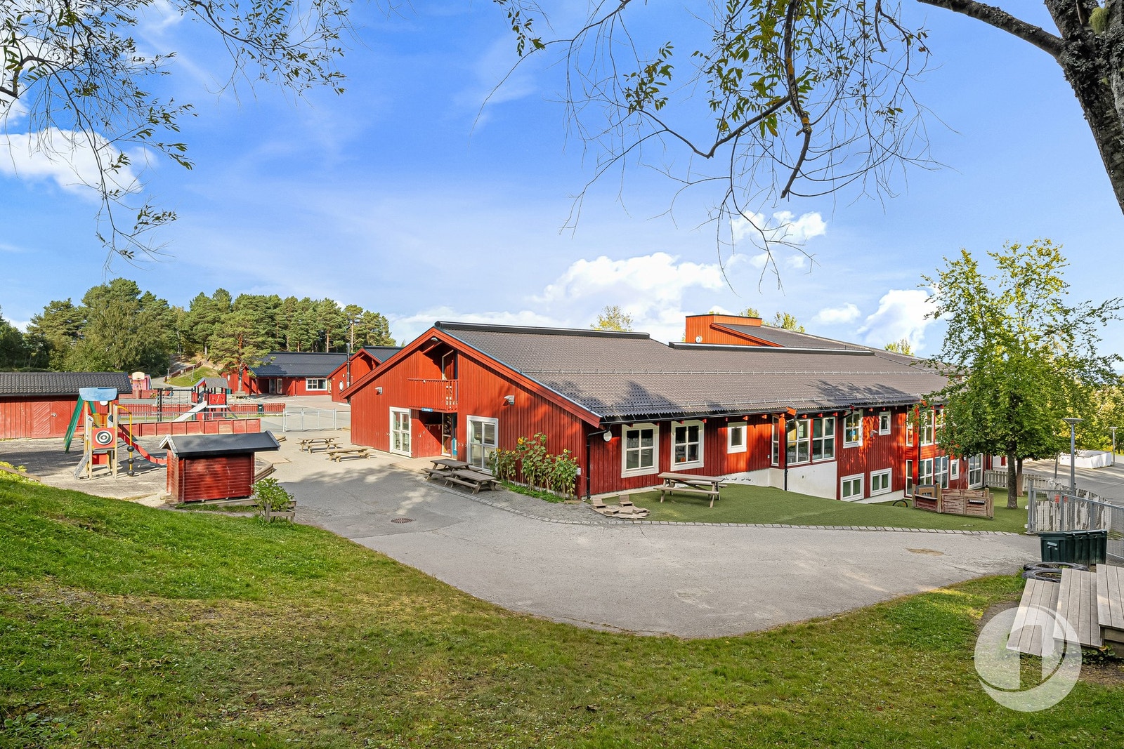 Barneskole og ungdomsskole i kort gangavstand fra boligen. Galleribilde