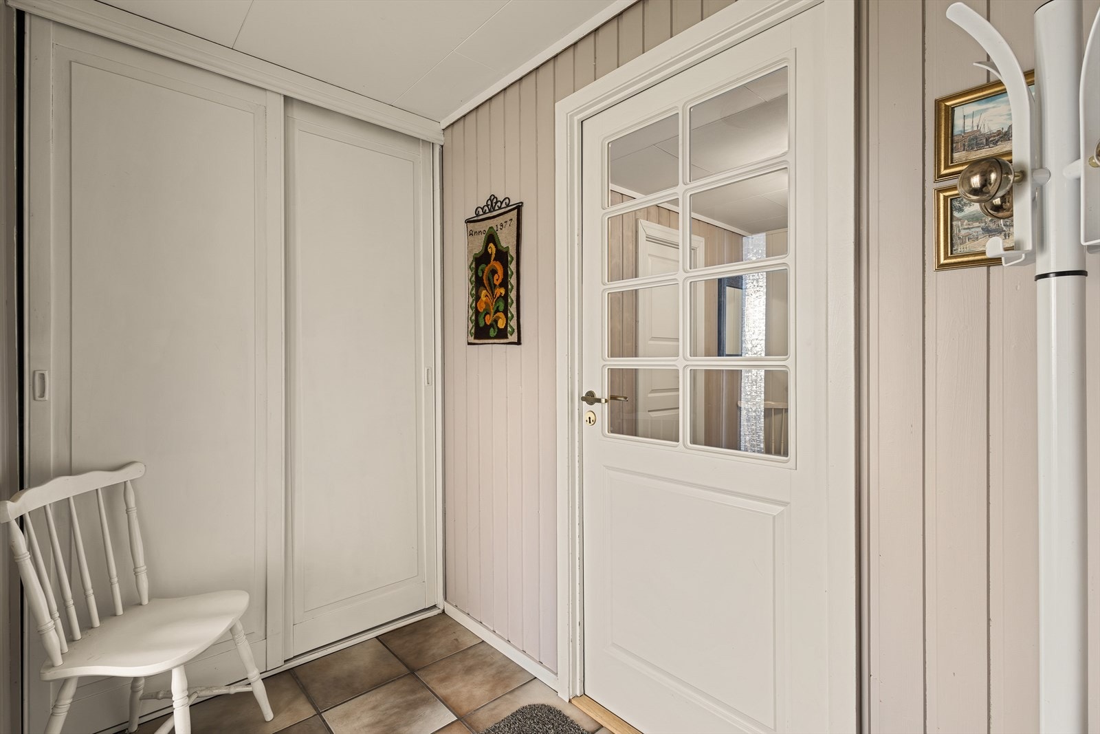 I entréen er det god plass til å henge fra seg yttertøy og sko Galleribilde