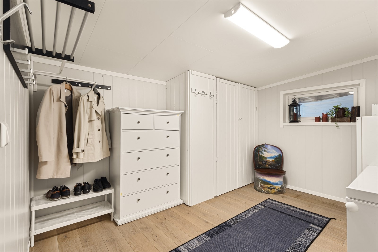 Bod/bi-inngang hvor man har ytterligere plass til oppbevaring av yttertøy og sko Galleribilde