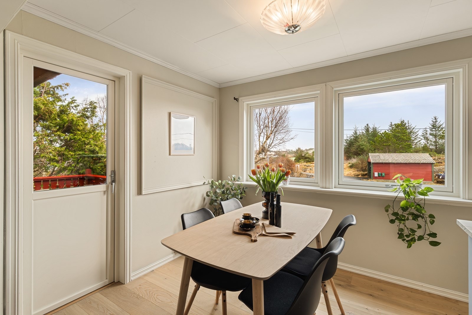 Fra kjøkkenet er det utgang til sør-østvendt altan på 8,5 m². Galleribilde