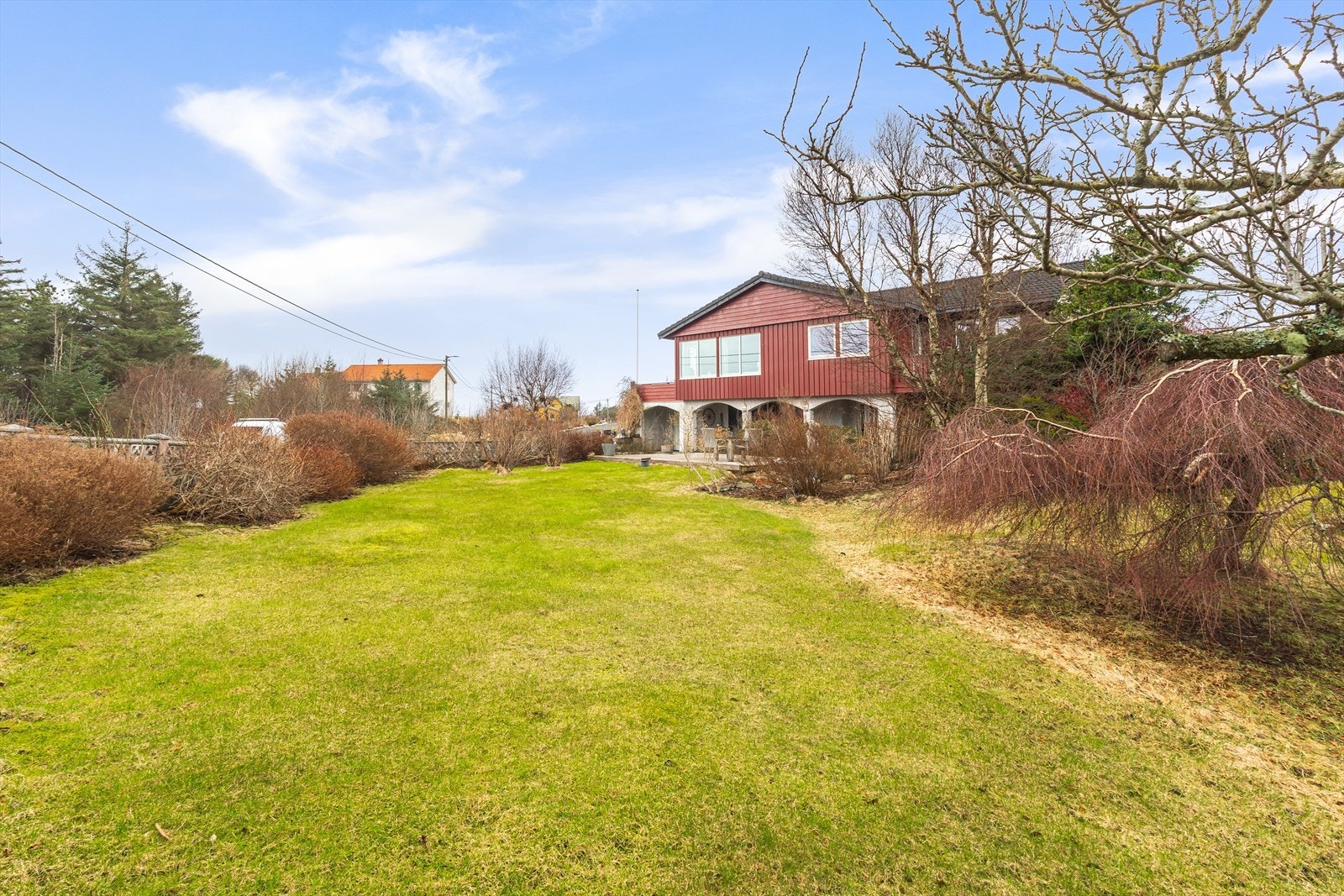 Eiendommen måler hele 1400 m² og er pent opparbeidet med en fantastisk flott hage Galleribilde