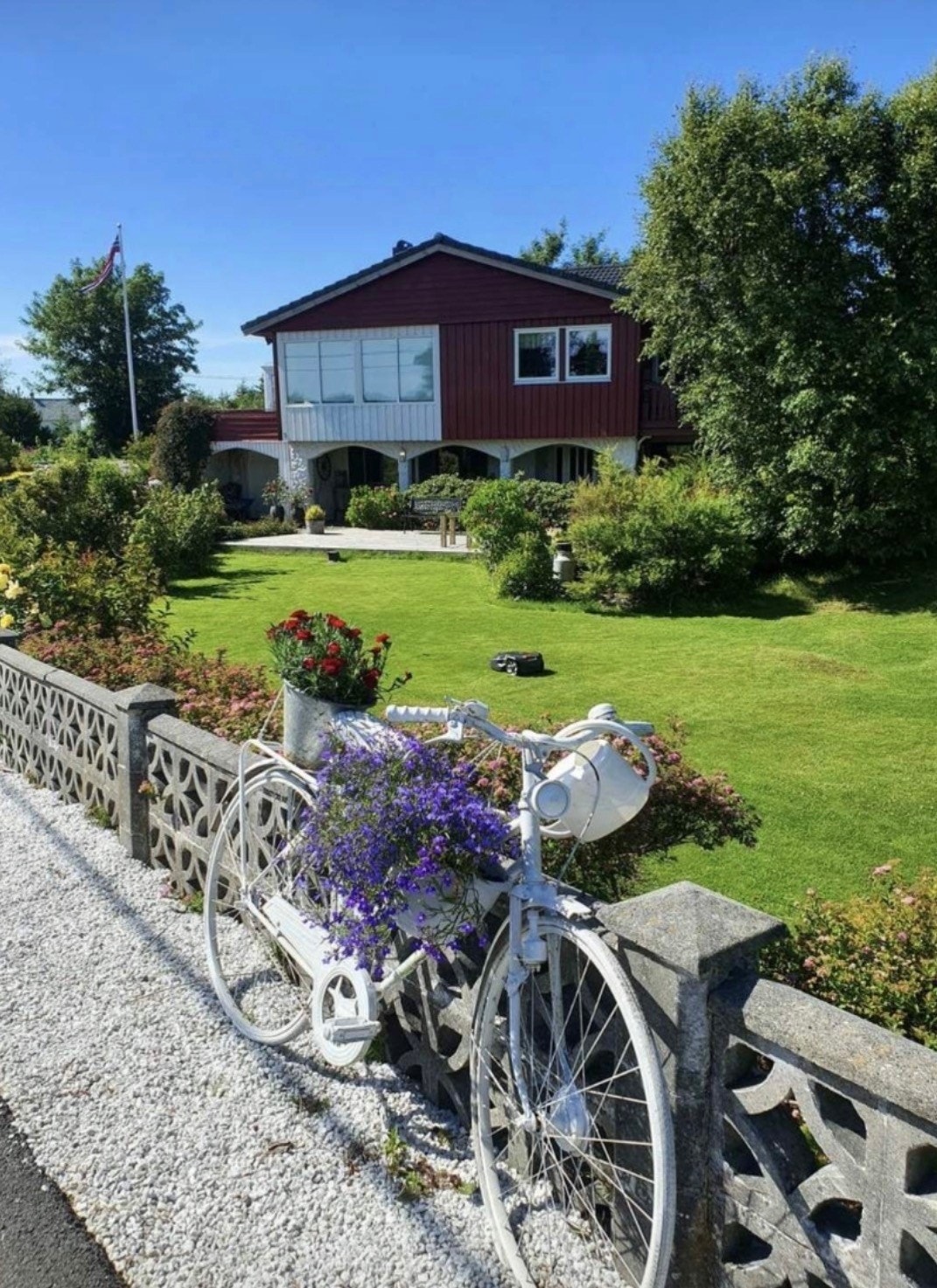 En flott og velholdt enebolig med nydelig hage Galleribilde