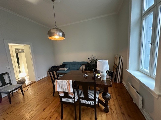 Stue/kjøkken med plass til spisebord og sofa Galleribilde