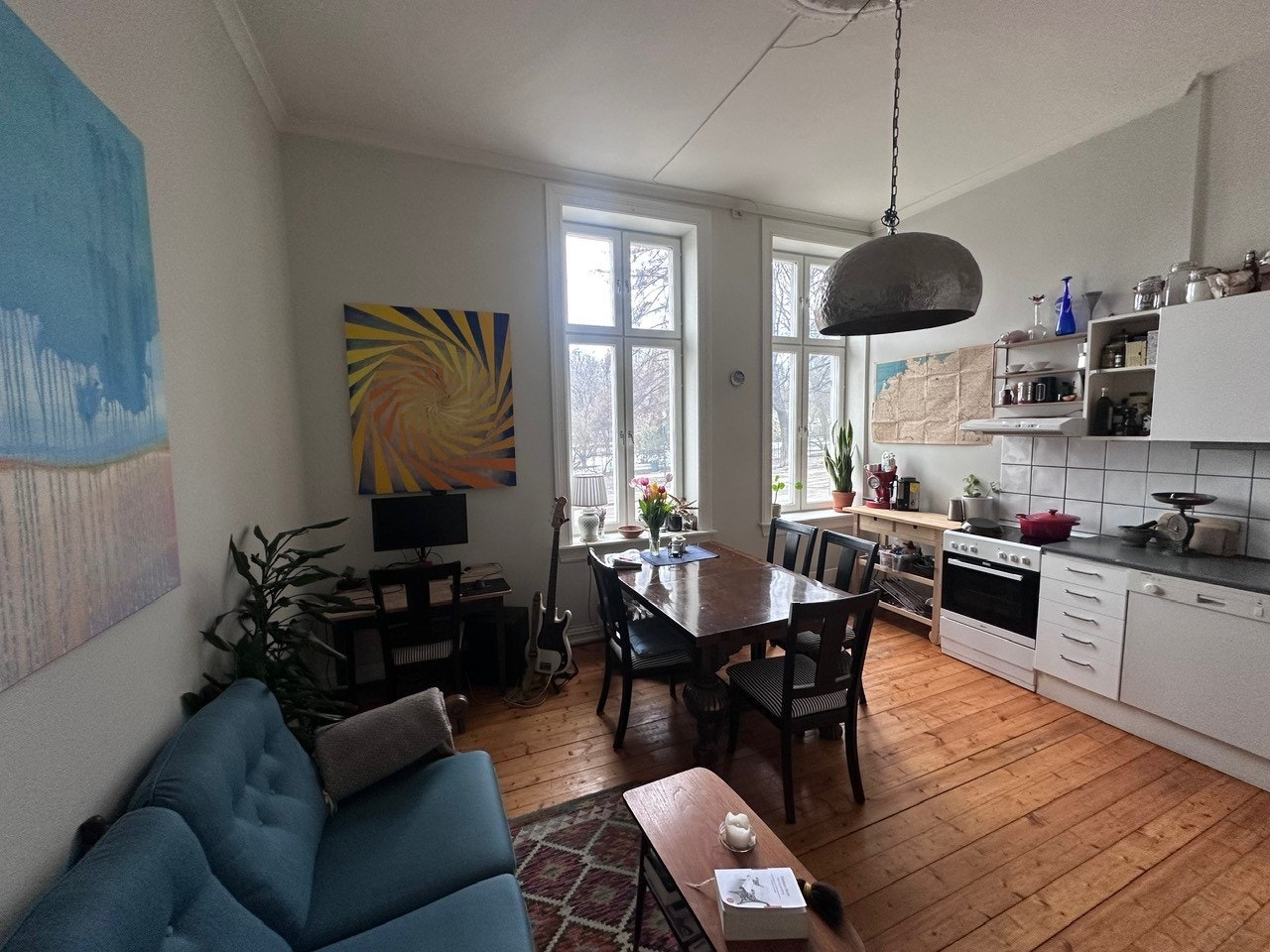 Stue/kjøkken vist med sofa Galleribilde