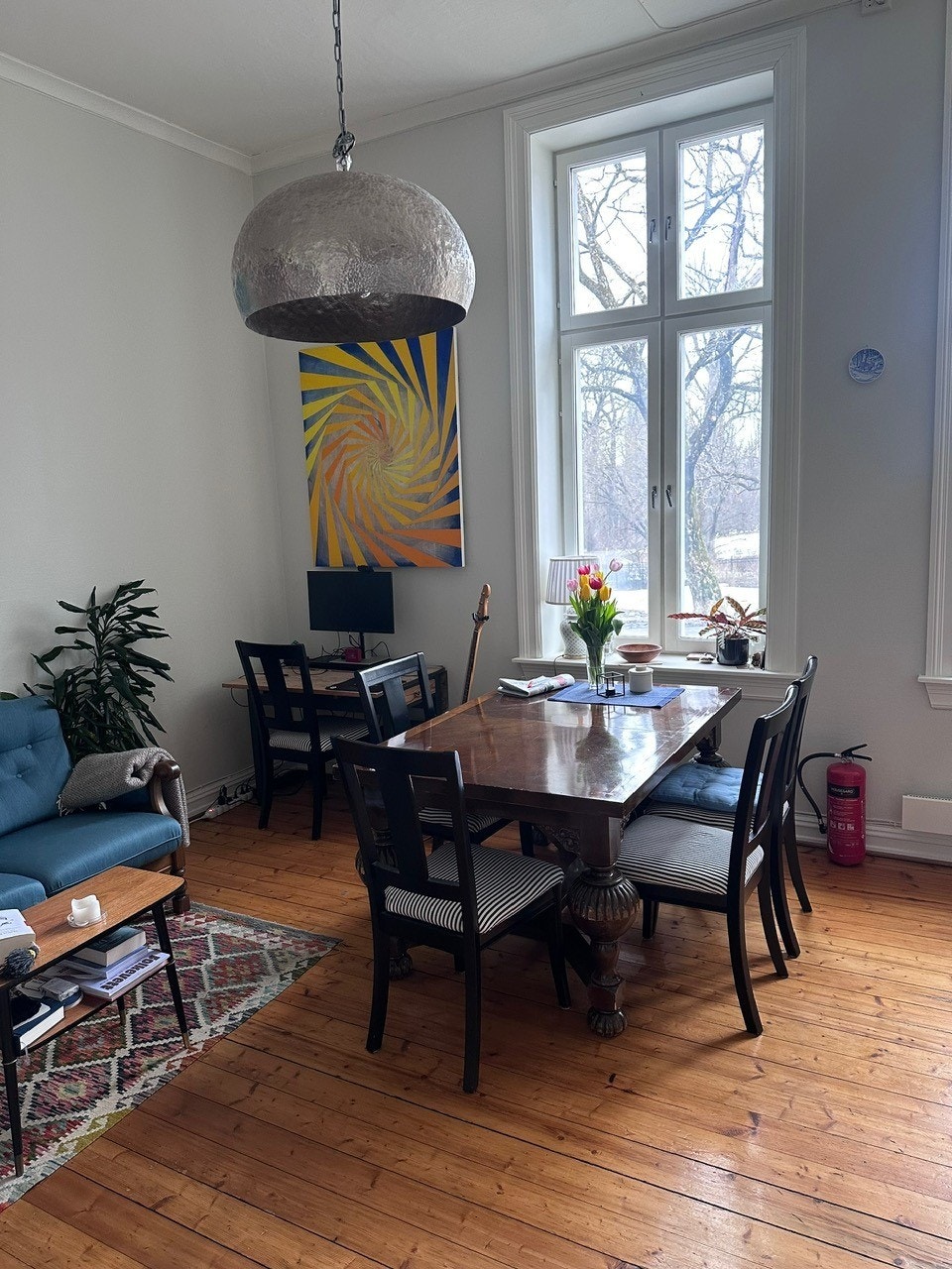 Spiseplass mot sofa Galleribilde