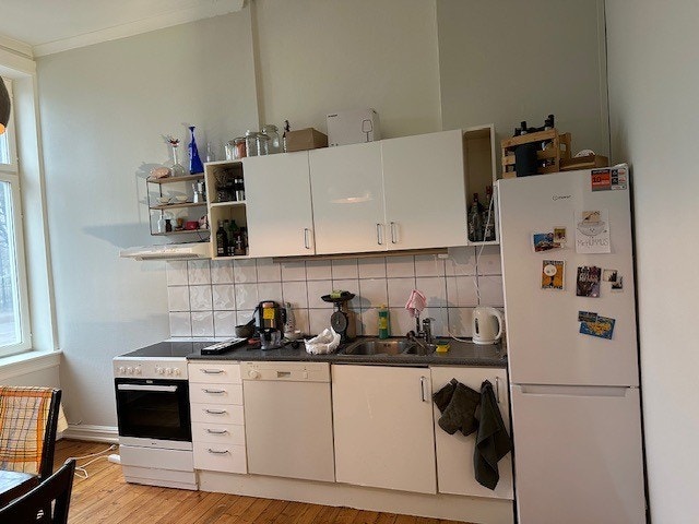 Kjøkken med komfyr, oppvaskmaskin og kombiskap kjøl/frys. Galleribilde