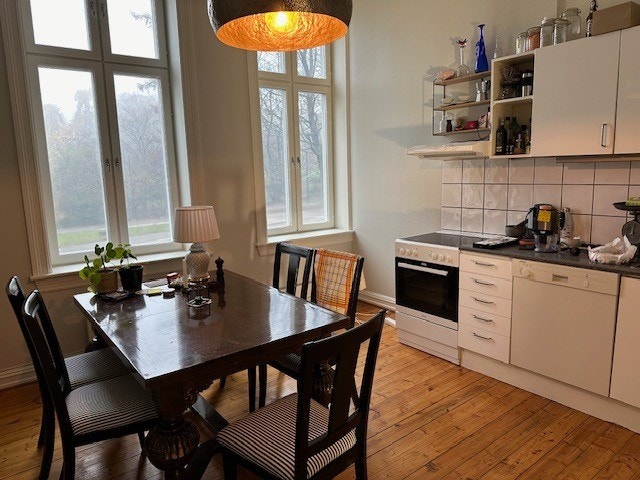 Kjøkken/stue med plass til spisebord Galleribilde