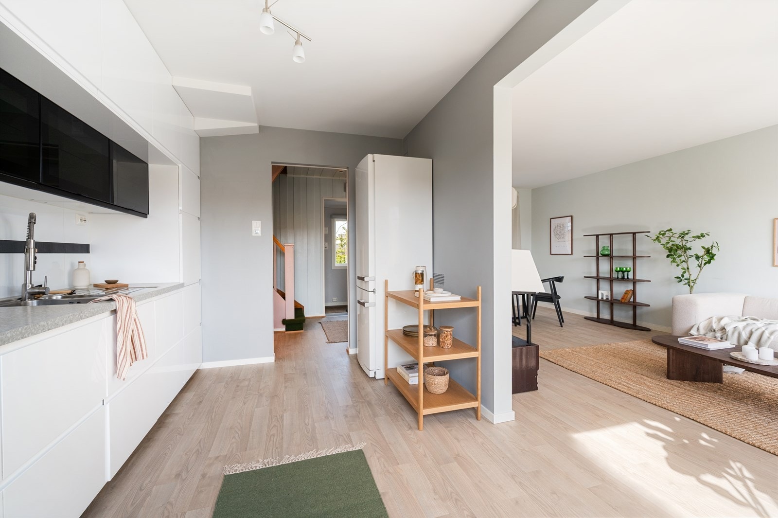 Fra kjøkkenet er det åpen passasje mot gangen og trappen til de øvrige etasjene. Galleribilde