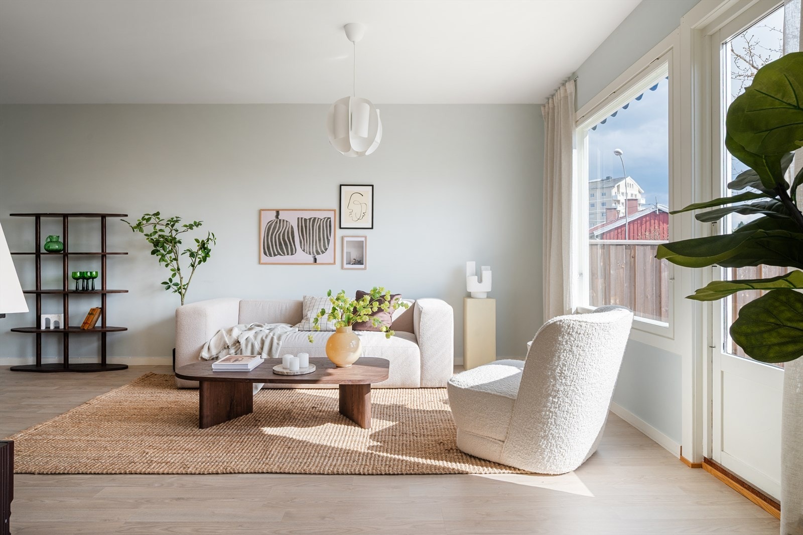 Hele første etasje har behagelig gulvvarme som sikrer god komfort året rundt. Galleribilde