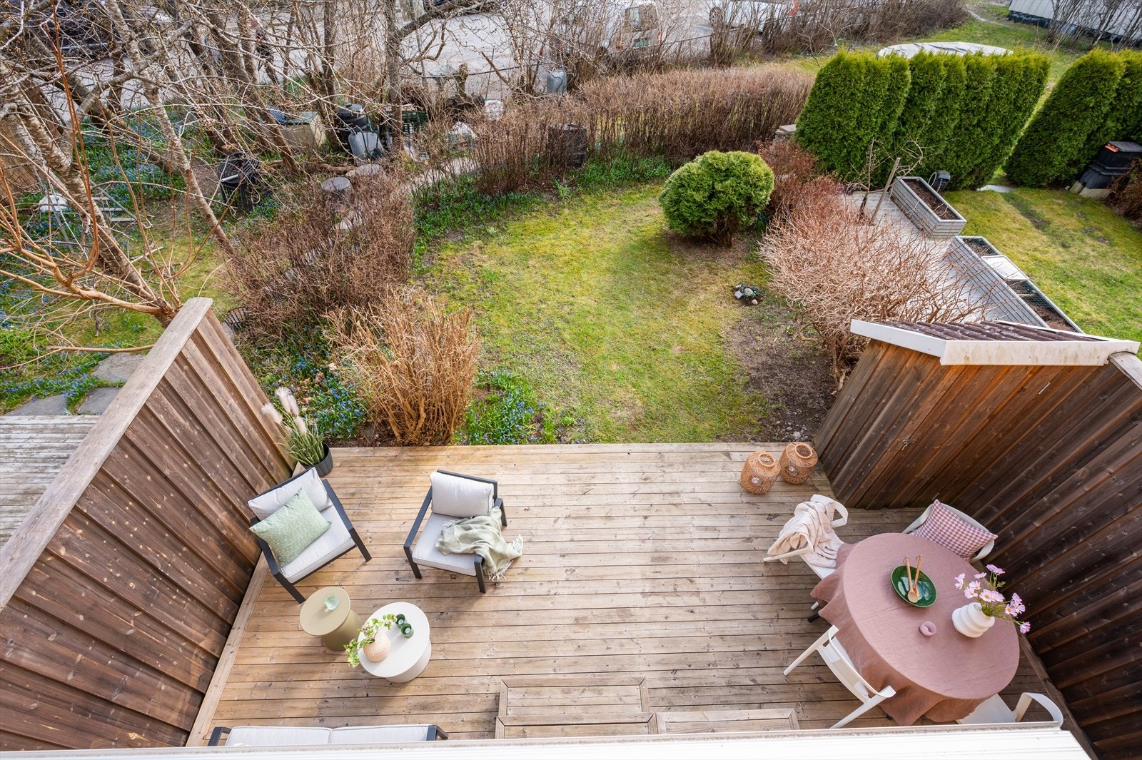 I tilknytning til terrasseplattingen og hagen er det oppført en frittstående bod på ca. 0,6 m², praktisk for oppbevaring av hageutstyr. Galleribilde