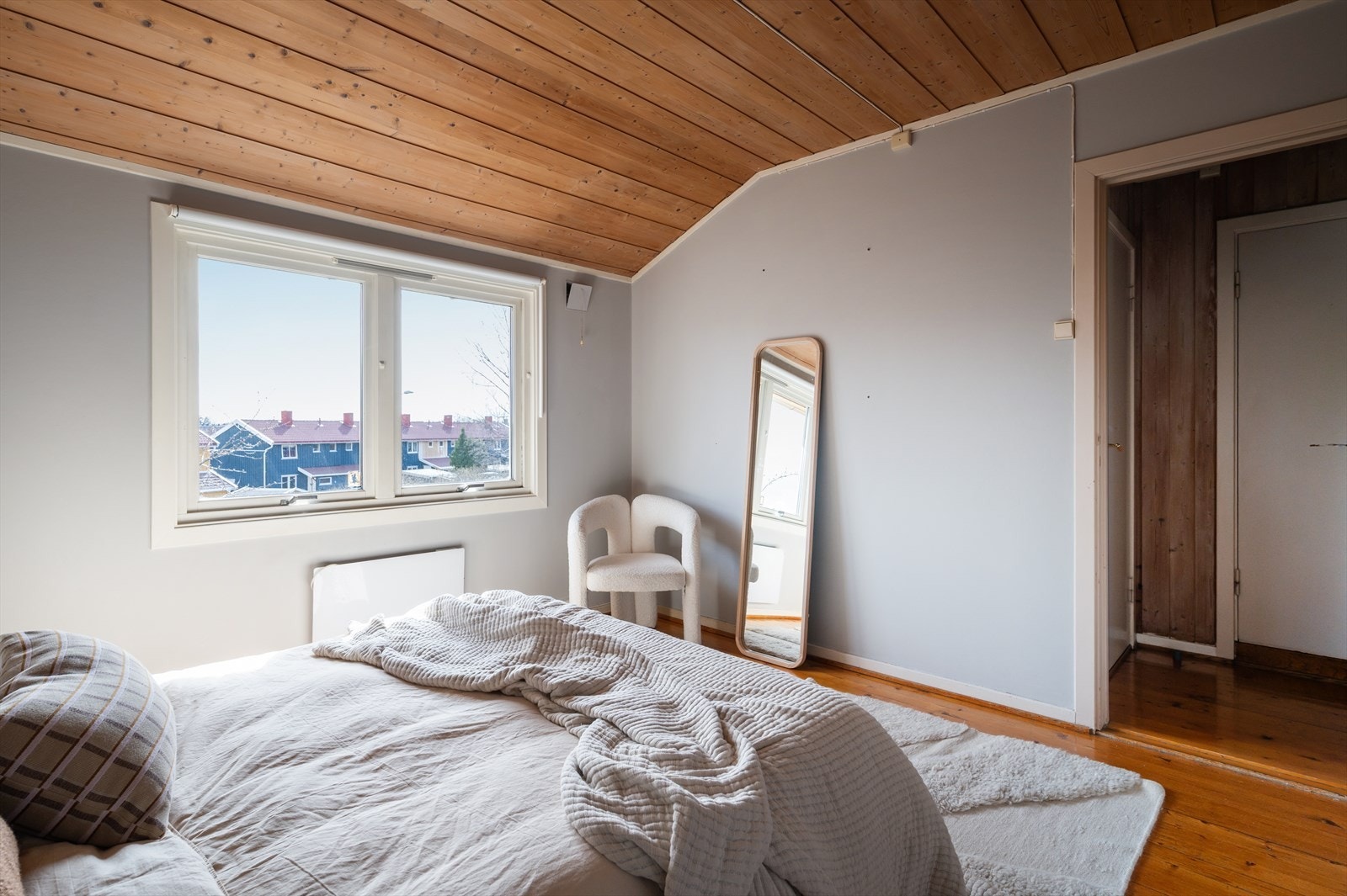 Romslig hovedsoverom med god plass til dobbeltseng, nattbord og annet møblement etter behov. Galleribilde