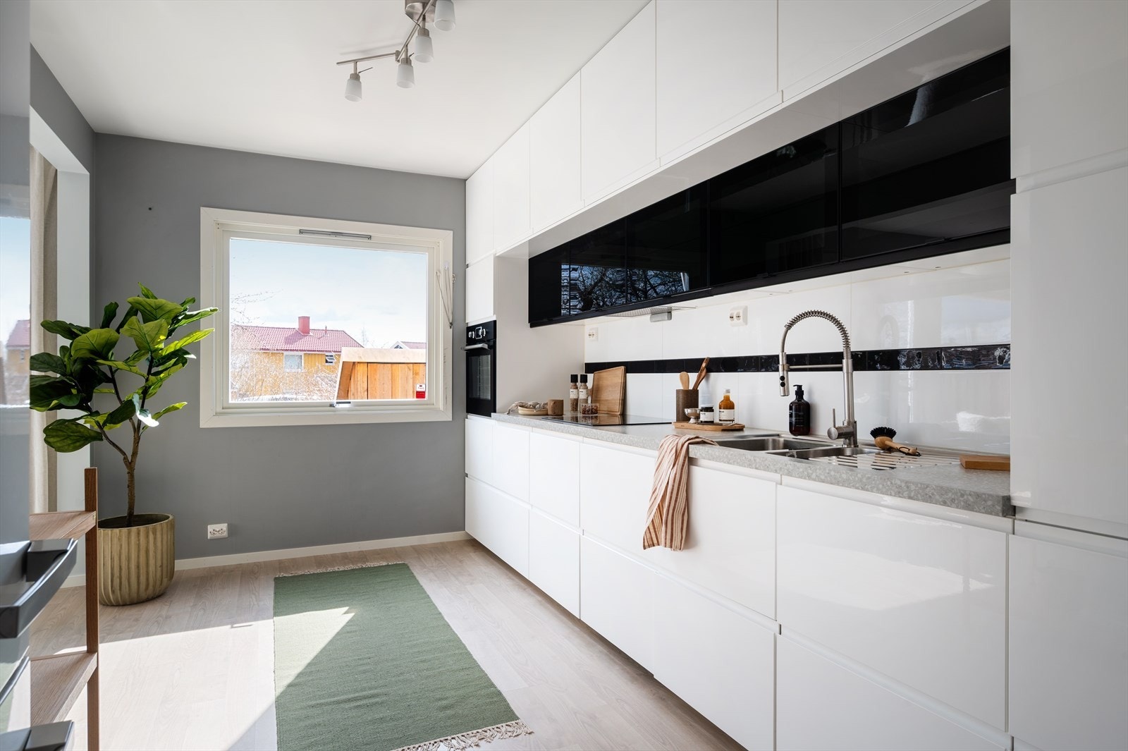 Smakfull innredning med lyse, glatte fronter og benkeplate i laminat. Galleribilde