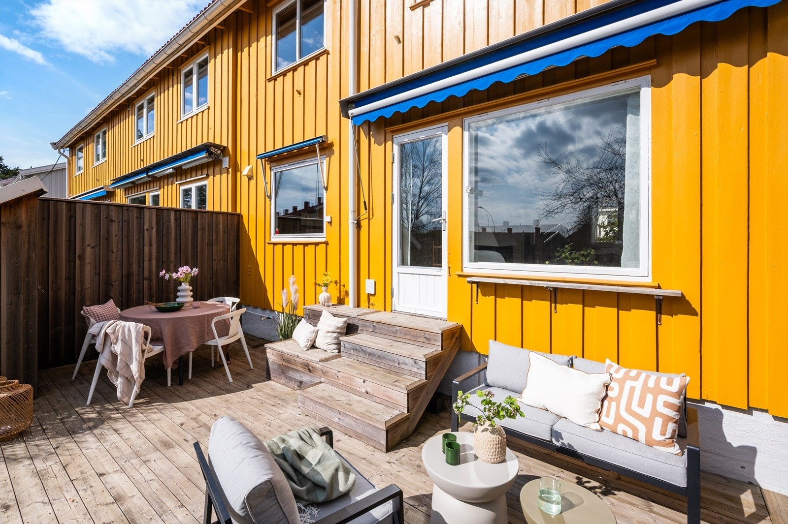Solrik terrasseplatting med gode muligheter for flere sittegrupper. Galleribilde