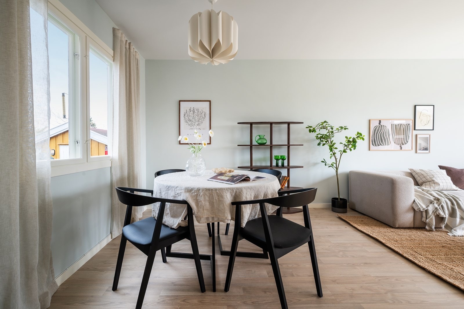 Det er god plass til en stor spisegruppe som legger til rette for hyggelige sammenkomster med familie og venner. Galleribilde