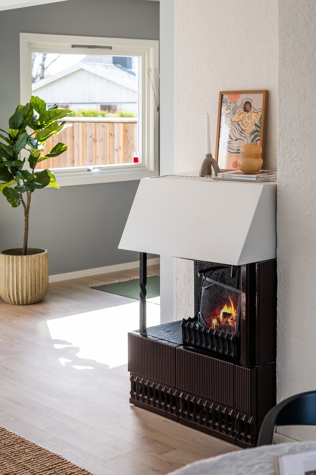 Den åpne peisen bidrar med både varme og ekstra hygge på kjølige dager. Galleribilde