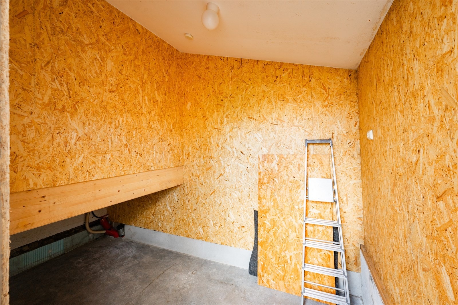 Ved inngangspartiet er det en ekstern bod på ca. 5 m² for ekstra lagring. Galleribilde