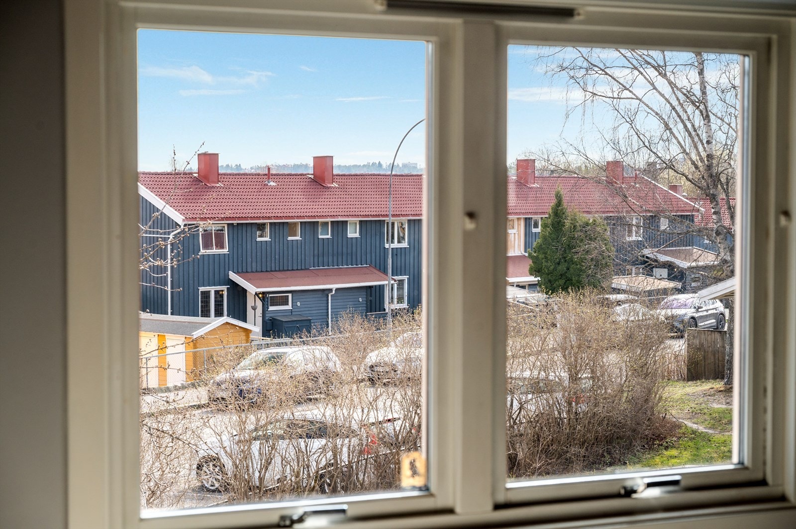 Utsikt over et etablert og barnevennlig nabolag. Galleribilde